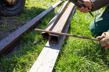 Kaynak işe yarıyor. İnşaat eldivenli bir kaynakçı dışarıda metalle çalışıyor.