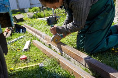 Açı öğütücüsüyle metal bir ürün öğütüyor. Açı öğütücüyle metal işleme. Çarkın kıvılcımları