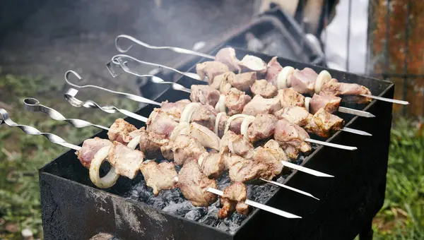 Gemarineerde Shashlik Bereiden Een Barbecue Grill Boven Houtskool Traditionele Russische — Stockfoto