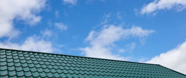Κατασκευή Της Οροφής Του Σπιτιού Μεταλλικά Πλακάκια Ενάντια Στον Γαλάζιο — Φωτογραφία Αρχείου