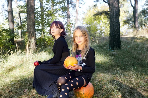 Feliz Duas Irmãs Floresta Halloween Crianças Engraçadas Trajes Carnaval Livre — Fotografia de Stock