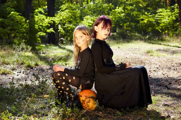 ハロウィーンの森の幸せな2人の姉妹 ハロウィーンのトリックや治療で屋外のカーニバル衣装の面白い子供たち ハッピーハロウィン — ストック写真
