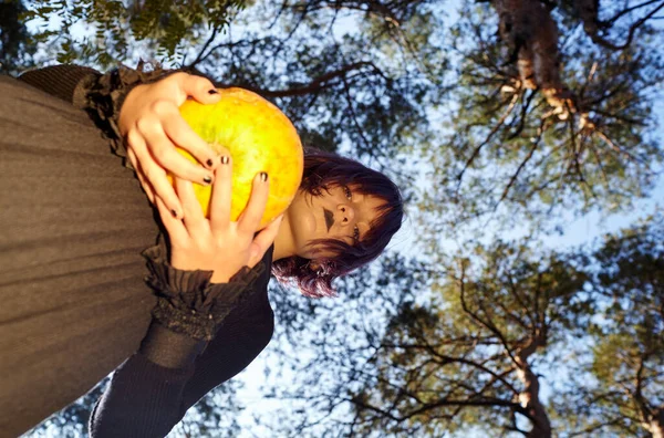 Adolescente Costume Sorcière Posant Dans Forêt Automne Enfant Drôle Costume — Photo