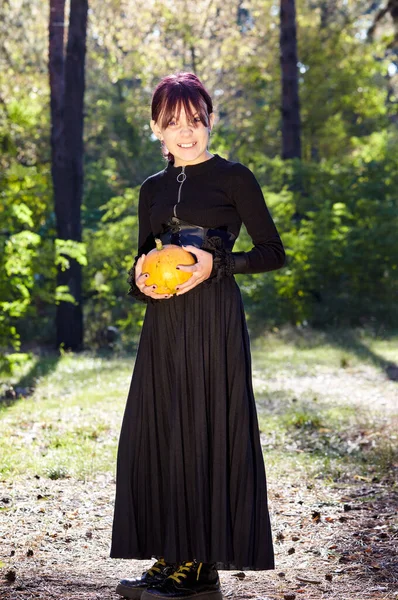 Tonårstjej Häxdräkt Poserar Höstskogen Rolig Kille Karnevalsdräkt Halloween Trick Eller — Stockfoto