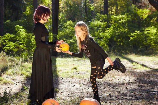 ハロウィーンの森の幸せな2人の姉妹 ハロウィーンのトリックや治療で屋外のカーニバル衣装の面白い子供たち ハッピーハロウィン — ストック写真