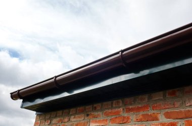 Kenar mahalle binasının ön cephesi. Gökyüzüne karşı çatı manzarası