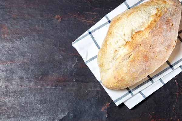 Chleb Drewnianym Tle Świeża Piekarnia Ciemnym Stole Kuchennym — Zdjęcie stockowe