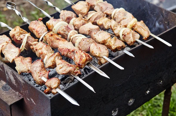 Salamura edilmiş şiş mangal ızgarasında mangal yapmaya hazırlanıyor. Geleneksel Rus şiş kebap şişi.