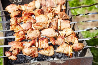 Salamura edilmiş şiş mangal ızgarasında mangal yapmaya hazırlanıyor. Geleneksel Rus şiş kebap şişi.