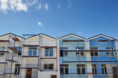 Anaokulu inşaatının ilerlemesi. Modern bina cepheleri.