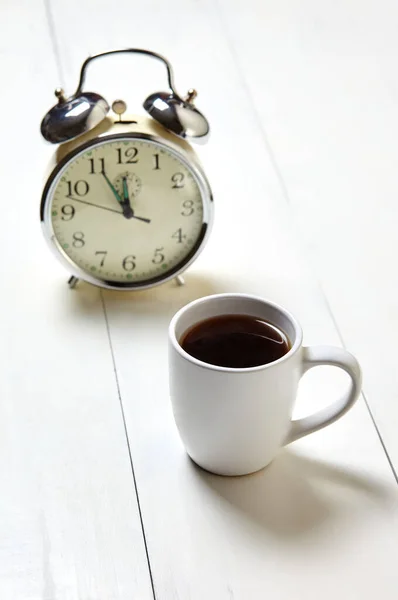 Relógio Alarme Cromado Vintage Com Sinos Xícara Branca Com Café — Fotografia de Stock