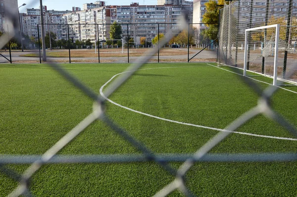 Trawnik Gry Piłkę Nożną Zieloną Siatką Ogrodzeniową Zbliżenie Boiska Piłki — Zdjęcie stockowe