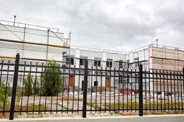 Anaokulu inşaatının ilerlemesi. Modern bina cepheleri.