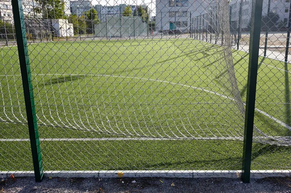 Campo Gramado Para Jogar Futebol Atrás Malha Cerca Verde Close — Fotografia de Stock