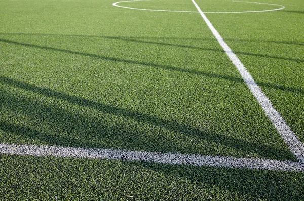 サッカーの芝生のフィールド 緑の芝生のサッカー場の閉鎖 — ストック写真