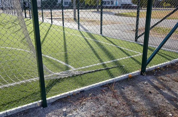 Campo Césped Para Jugar Fútbol Detrás Malla Cerca Verde Primer —  Fotos de Stock