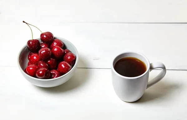 Weiße Tasse Mit Kaffee Und Süßkirschen Einer Keramikschale Auf Weißem — Stockfoto