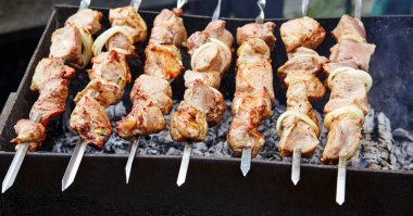 Salamura edilmiş şiş mangal ızgarasında mangal yapmaya hazırlanıyor. Geleneksel Rus şiş kebap şişi.