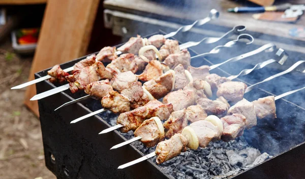 Marinovaný Shashlik Připravuje Grilu Nad Dřevěným Uhlím Tradiční Ruský Shashlik — Stock fotografie