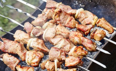 Salamura edilmiş şiş mangal ızgarasında mangal yapmaya hazırlanıyor. Geleneksel Rus şiş kebap şişi.