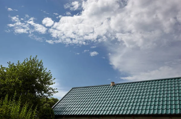 Costruzione Del Tetto Della Casa Mattonelle Metallo Contro Cielo Blu — Foto Stock