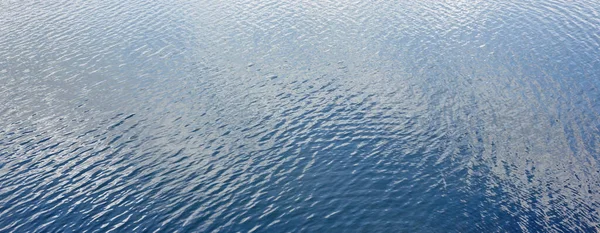 Hasadék Vízfelszínen Óceán Vagy Tengervíz Háttér Napsugarak Alatt — Stock Fotó