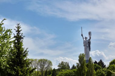 Kiev, Ukrayna 'da uzun bir heykel. Anavatanın anıtsal heykeli bulutlu gökyüzü arka planına karşı Büyük Vatanseverlik Savaşı 'nı adadı.