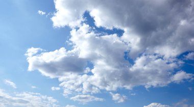 Bulanık gökyüzünün panoramik fotoğrafı. Kümülüs bulutlu mavi gökyüzü arkaplanı