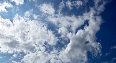 Bulanık gökyüzünün panoramik fotoğrafı. Kümülüs bulutlu mavi gökyüzü arkaplanı