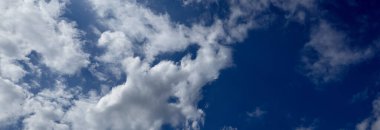 Bulanık gökyüzünün panoramik fotoğrafı. Kümülüs bulutlu mavi gökyüzü arkaplanı