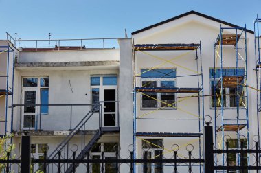 Anaokulu inşaatının ilerlemesi. Modern bina cepheleri.