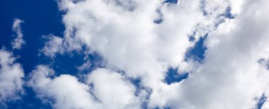 Bulanık gökyüzünün soyut görüntüsü. Kümülüs bulutlu mavi gökyüzü arkaplanı