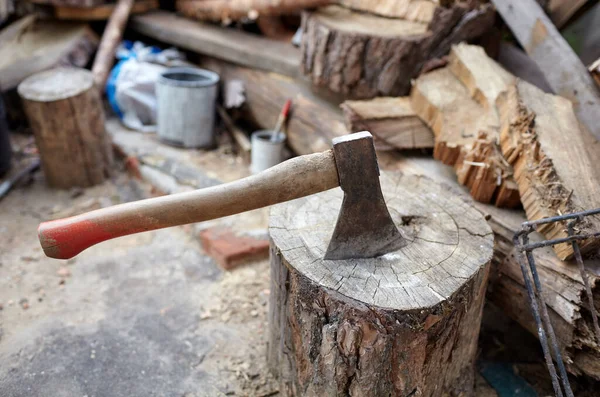 Kikucie Siekiera Cięcia Drewna Przygotowanie Drewna Opałowego Zimę Skupienie Selektywne — Zdjęcie stockowe