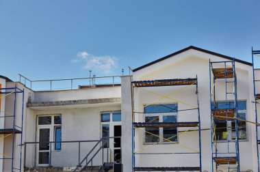 Anaokulu inşaatının ilerlemesi. Modern bina cepheleri.