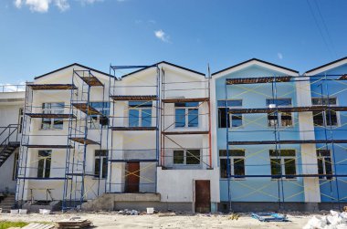 Anaokulu inşaatının ilerlemesi. Modern bina cepheleri.