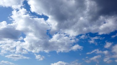 Bulanık gökyüzünün panoramik fotoğrafı. Kümülüs bulutlu mavi gökyüzü arkaplanı
