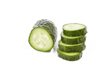 Beyaz arka planda izole edilmiş salatalık ve dilimler. Salata için sağlıklı doğranmış sebze.