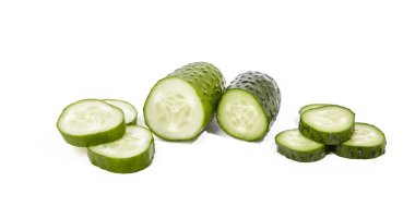 Beyaz arka planda izole edilmiş salatalık ve dilimler. Salata için sağlıklı doğranmış sebze.