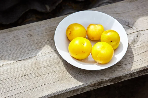 Ciruelas Amarillas Maduras Plato Fruta Jugosa Sobre Fondo Madera Primer — Foto de Stock