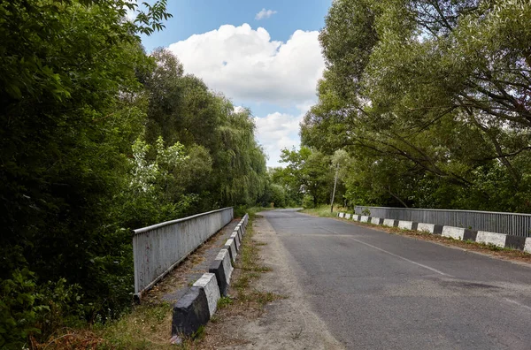 バリア 車両の縁石や橋からの出口を防ぐように設計されています 郊外道路のガードレール — ストック写真