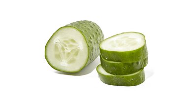 Beyaz arka planda izole edilmiş salatalık ve dilimler. Salata için sağlıklı doğranmış sebze.