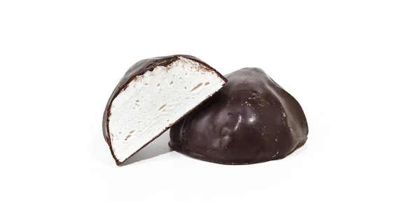 Nahaufnahme Von Ganzen Marshmallows Und Einer Hälfte Mit Schokolade Auf — Stockfoto