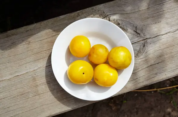 Ciruelas Amarillas Maduras Plato Fruta Jugosa Sobre Fondo Madera Primer — Foto de Stock