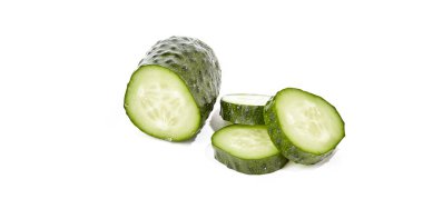 Beyaz arka planda izole edilmiş salatalık ve dilimler. Salata için sağlıklı doğranmış sebze.