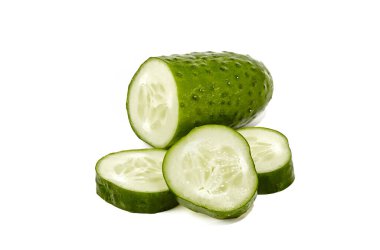 Beyaz arka planda izole edilmiş salatalık ve dilimler. Salata için sağlıklı doğranmış sebze.