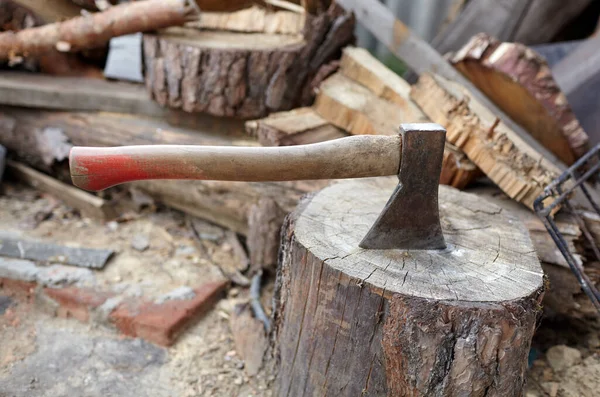 Kikucie Siekiera Cięcia Drewna Przygotowanie Drewna Opałowego Zimę Skupienie Selektywne — Zdjęcie stockowe