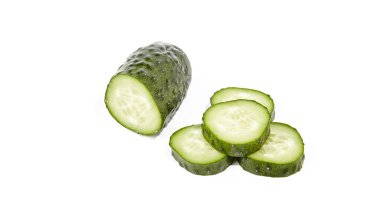 Beyaz arka planda izole edilmiş salatalık ve dilimler. Salata için sağlıklı doğranmış sebze.