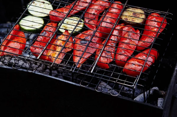 Barbekü Izgarasında Dışarıda Lezzetli Sebzeler Pişiyor Kızarmış Sebzeler Yakın Plan — Stok fotoğraf