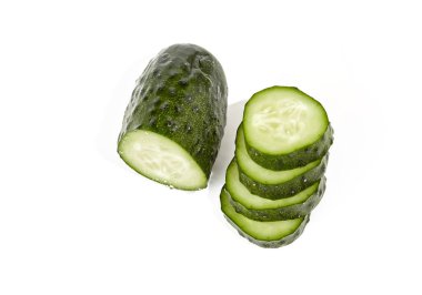 Beyaz arka planda izole edilmiş salatalık ve dilimler. Salata için sağlıklı doğranmış sebze.