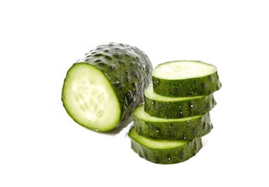 Beyaz arka planda izole edilmiş salatalık ve dilimler. Salata için sağlıklı doğranmış sebze.